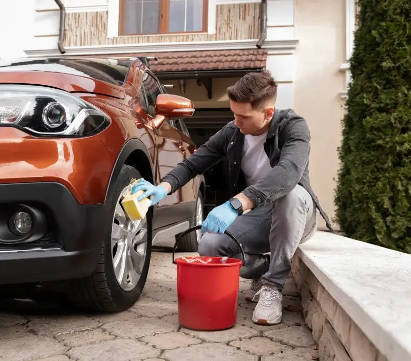 Lavage auto à domicile Saint-Denis-la-Chevasse : professionnel intervenant sur un véhicule